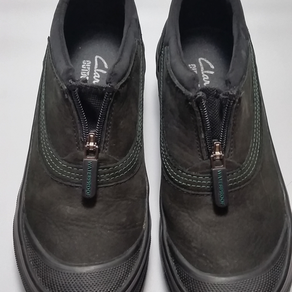 Clarks snow ankle boots for women like new.